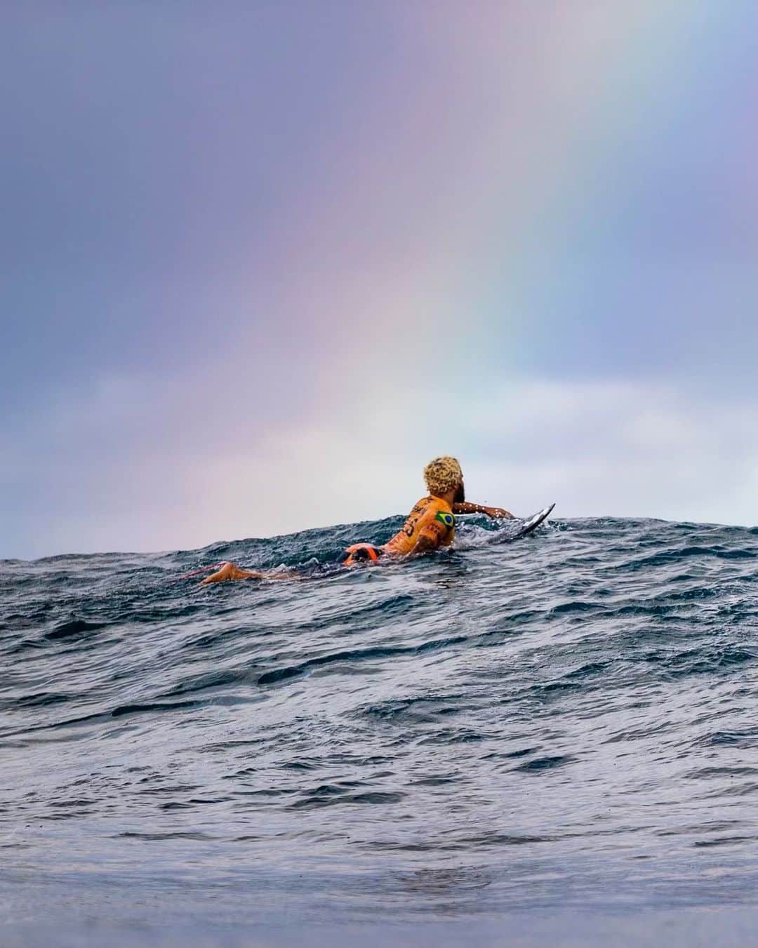 OAKLEYのインスタグラム：「After the storm comes the rainbow. Just keep paddling. @italoferreira ❤️ #ForTheLoveOfSport」