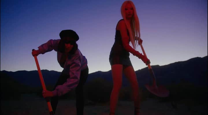 パク ・スジュのインスタグラム：「BRB burying our darkest secrets in the desert♟ @desire_musicofficial   Directed by Kirill Nong @begi_bratan Assistant director Polly Pierce @pollyshot Story by Desire  @italiansdoitbetter  Xx🎞」