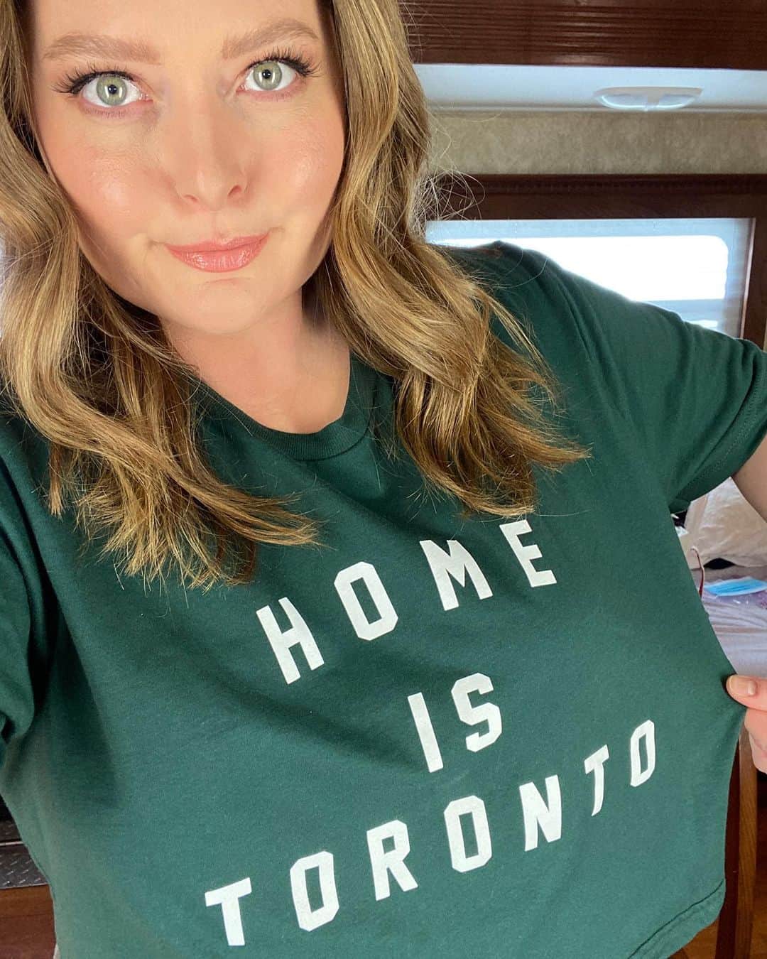ローレン・アッシュのインスタグラム：「I’m sending a message today. (The message is I’m homesick.) Shirt is @peacecollective! (Not an ad, bought this myself.) #nofilter」
