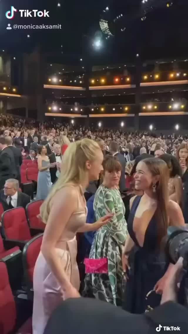 Monica Aksamitのインスタグラム：「Who remembers life before the pandemic? @sophiet @emilia_clarke #emmys #redcarpet #sophieturner #gamesofthrones #got #emiliaclarke #hollywood」