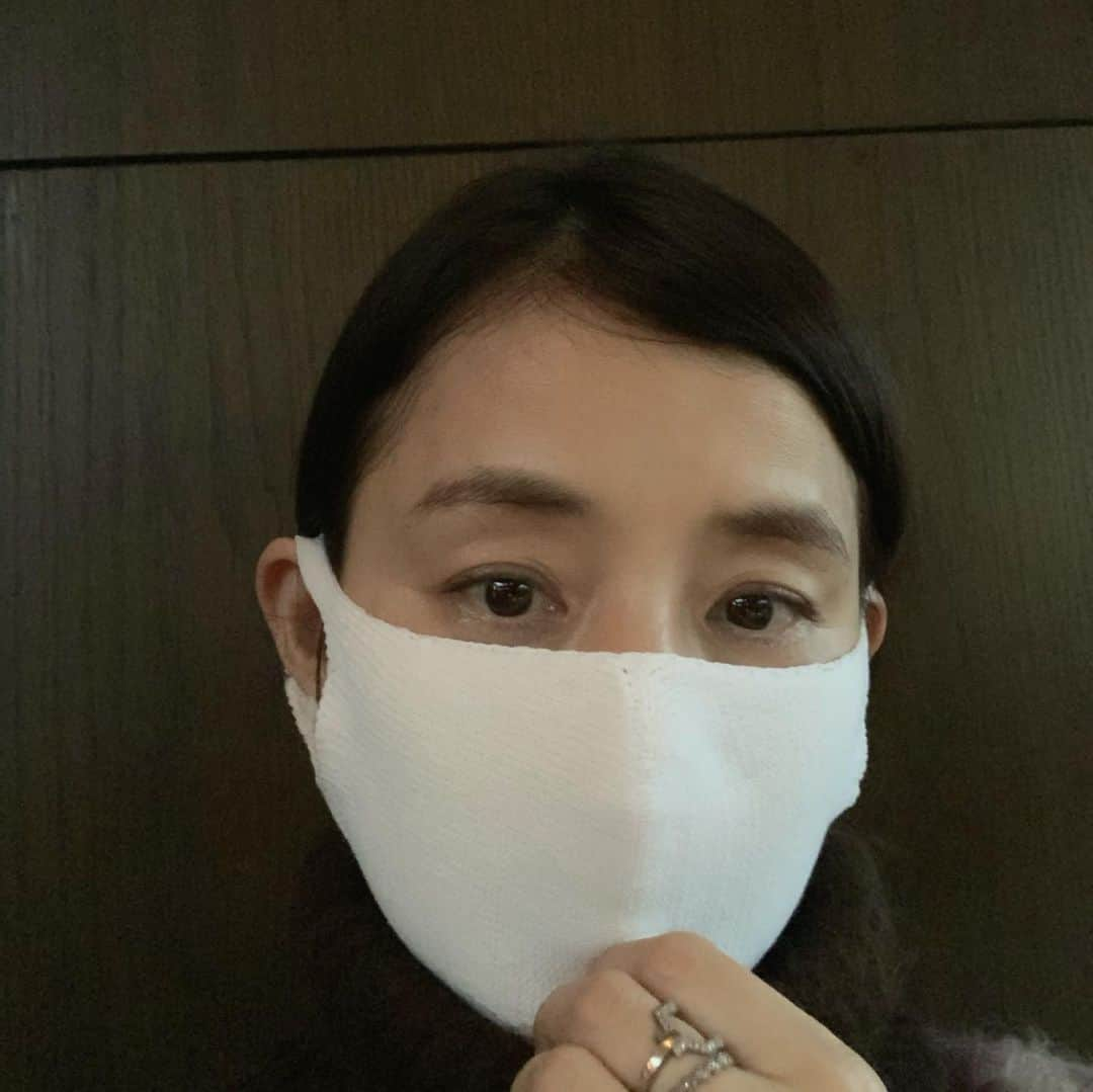 石田ゆり子さんのインスタグラム写真 - (石田ゆり子Instagram)「ますくーはー かおーのー いちぶーです もはや マスクがないと、なんか スースーする…  マスク生活も一年程経過し 絶対にマスクをしないと 言われていた欧米のみなさんも必ずするようになり。 こんな世の中になると 当然のように たくさんの種類のマスクが 登場します。 わたしはコットンで編まれた マスクを日々つけています。 気分としては 顔に巻物を巻いてるかんじで マスク独特の違和感がなく なんだかとっても 安心するんです。 (内側にフィルターなどを入れ込めるポケット付きです) オカイユさんこんなマスクを 作ってくれてありがとうございます…✨ #オカイユのマスク」2月4日 5時50分 - yuriyuri1003