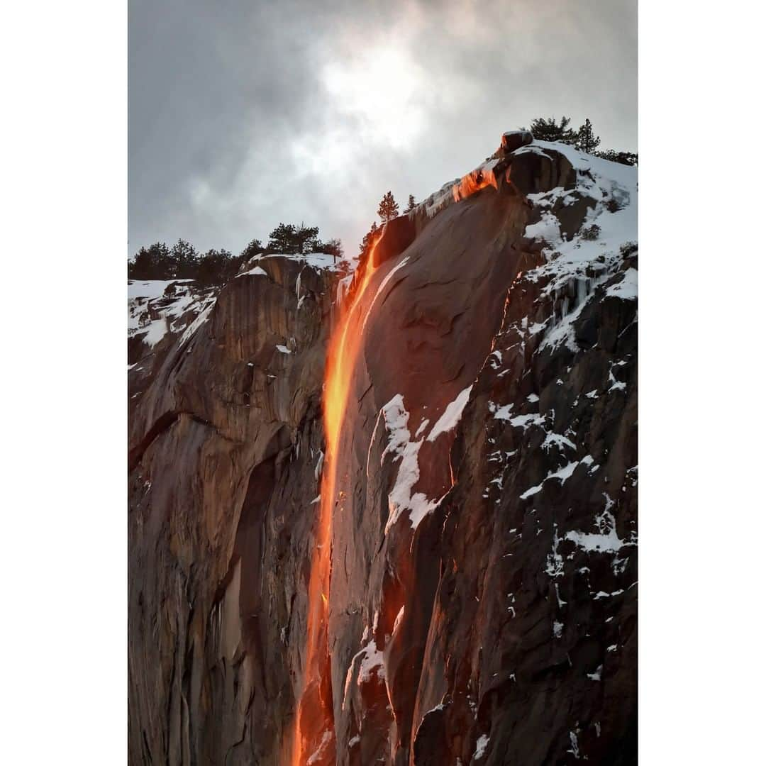 Sigma Corp Of America（シグマ）さんのインスタグラム写真 - (Sigma Corp Of America（シグマ）Instagram)「Once a year, for a few fleeting days, if conditions are perfect, visitors at Yosemite National Park have the opportunity to witness an incredible natural spectacle known as "firefalls" (expected to emerge around Feb. 12-24 this year).  This shot by photojournalist @raulroa from early 2019 captured this unique phenomenon in all its glory. What did he use to achieve this image? Why perhaps the most versatile lens in the SIGMA lineup, the 60-600mm Sports, of course!  Totally weather-sealed, incredible 10x zoom range, optical image stabilization and outstanding autofocus speed all combine to make this lens a favorite of nature shooters and photojournalists everywhere.  #SIGMA #sigmaphoto #sigma60600mmsports #sigma60600 #telephotolens #telephotozoom #naturephotography #landscapephotography #firefalls #firefall #yosemite #yosemitenationalpark #horsetailfalls」2月4日 5時52分 - sigmaphoto