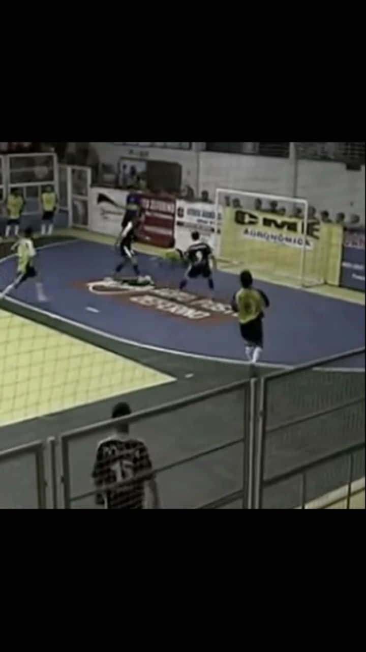 アレッサンドロ・ローザ・ヴィエイラのインスタグラム：「Um dos gols que mais gosto ✅-   Cidade de #Agronomica SC, amistoso pelo @jaraguafutsal ,sou expulso faltando 3 minutos pra acabar o 1º tempo, mereço ser expulso! Torcida começa a reclamar pela expulsão, pedir dinheiro de volta etc-  No intervalo a organização conversa com árbitro e com adversário e eu volto para o jogo e faço esses 2 gols!  Histórias eternas!」
