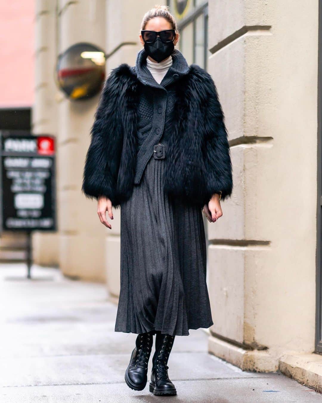 オリヴィア・パレルモのインスタグラム：「Yesterday was Groundhog Day and Punxsutawney Phil has spoken: looks like we’re in for six more weeks of winter 🥶  It’s not all bad news though as our Statement Winter Coat Guide is now live on OliviaPalermo.com! These days, when every time you leave your house is a special occasion, make it count with fabulous outerwear 🧥✨ Link in my bio!」