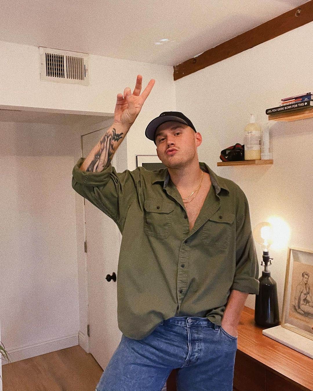 ブランドン・シェイアのインスタグラム：「now that my first project is out, when should I start dropping all these other songs I got lined up? 😏」