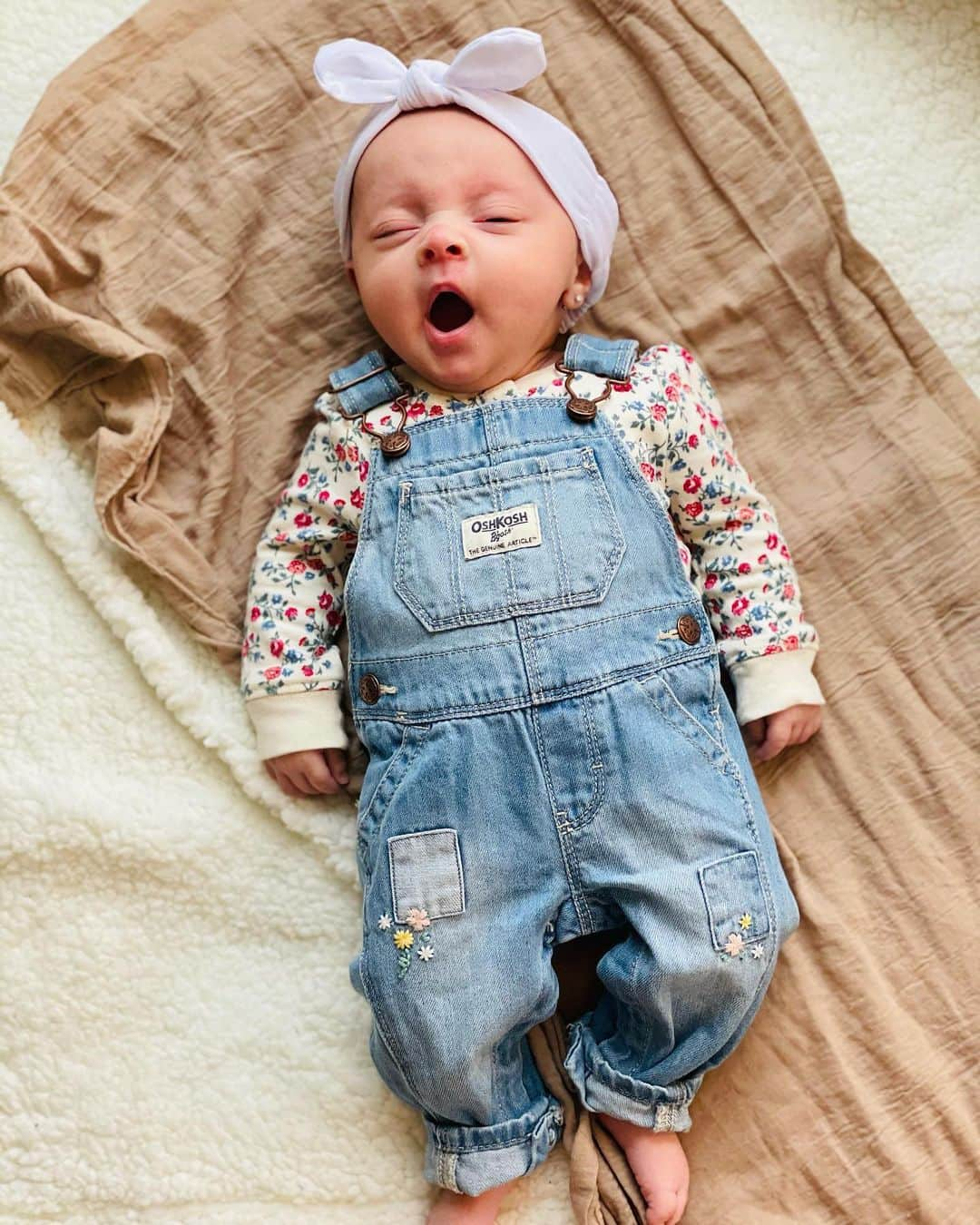 オシュコシュさんのインスタグラム写真 - (オシュコシュInstagram)「Nap time is the best time 🙌 Raise your hand if this is your #midweek mood 💤 📷: @nyla.ahmed_」2月4日 5時59分 - oshkoshkids