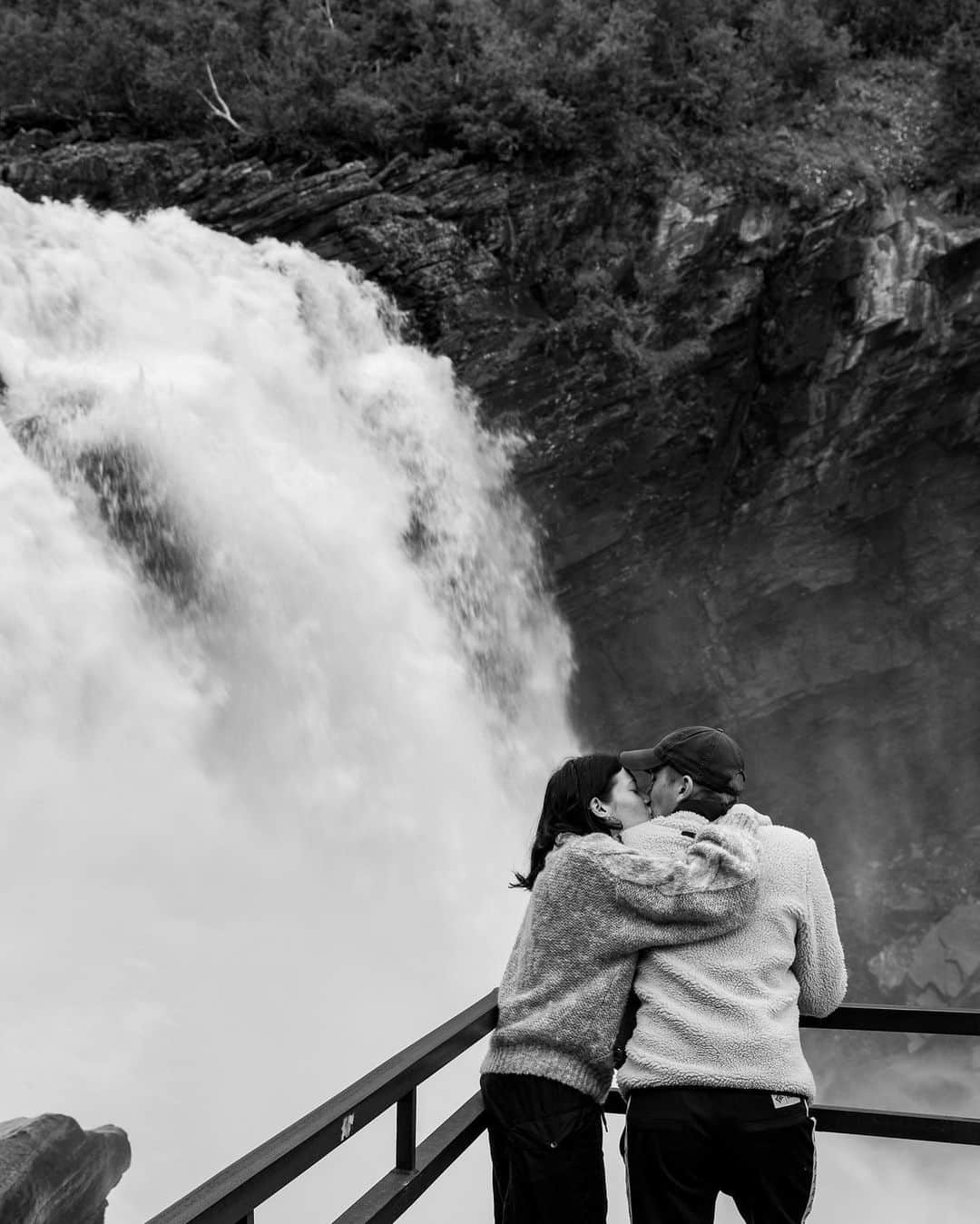 フェリックス・サンドマンのインスタグラム：「My baby turning 23 today. You are the love of my life, my best friend and soulmate. I am indescribably thankful everyday for you. Always and Forever. @andreakallstrom 📸: @mattiasbostromfotograf」