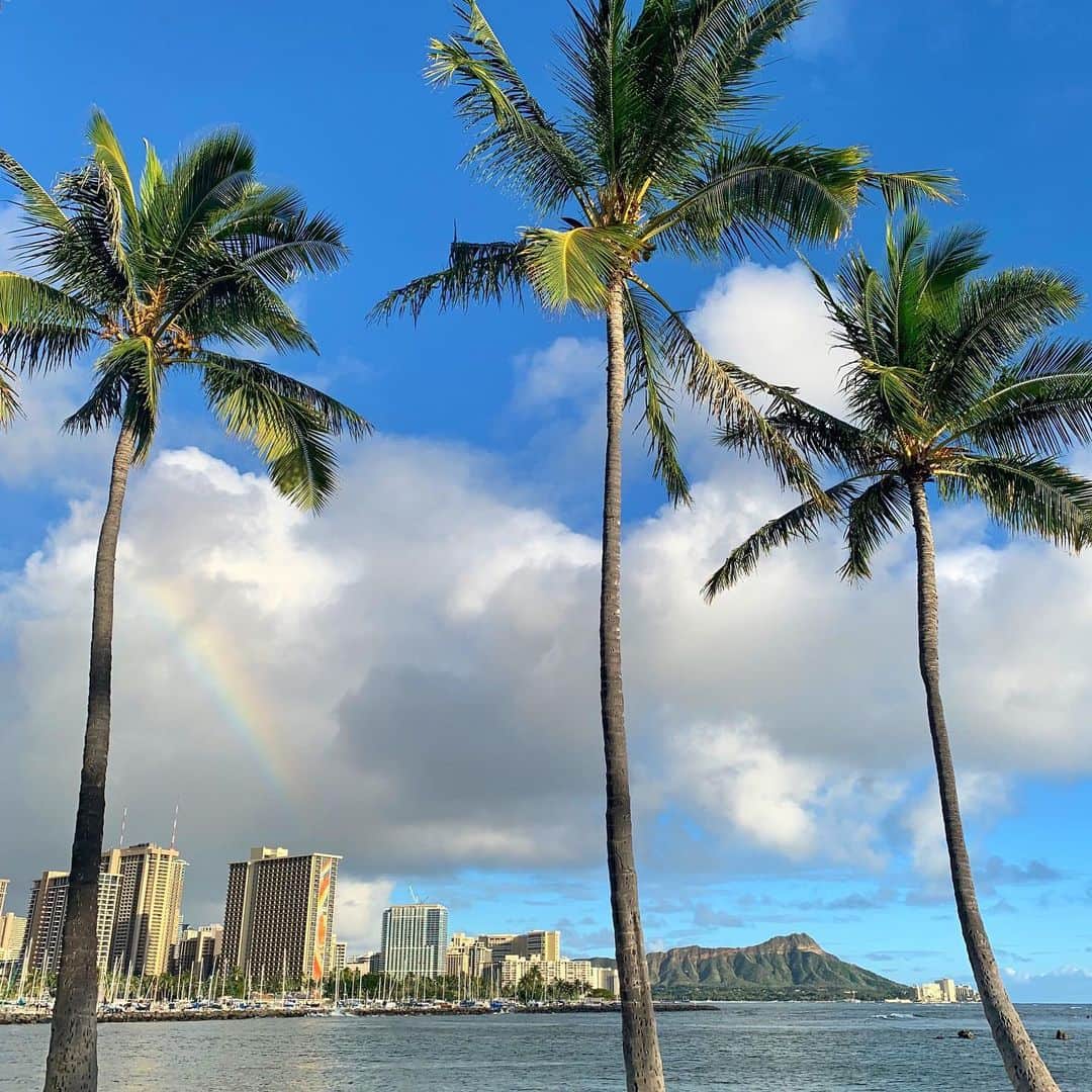 Belle Vie Hawaiiさんのインスタグラム写真 - (Belle Vie HawaiiInstagram)「①最近のハワイはにわか雨が多いので、﻿ 虹がよく出現します🌈﻿ ﻿ ②そして今日のワイキキは朝から大雨☔️﻿ 現在のワイキキ・ショッピングプラザ前も﻿ どしゃ降りです🌧😵﻿ ﻿ ﻿ ﻿ 【ベルヴィー情報】﻿ ・WEB﻿ 日本人が選ぶハワイ人気ランキング「111 ハワイ・アワード」﻿ 三連覇感謝セール開催中❣️﻿ クーポン使用で全品11%オフ🈹﻿ クーポンコード: THANX3﻿ 2月6日（土）までです。﻿ ﻿ ・ワイキキ店﻿ 営業時間: 11:00〜16:00🈺﻿ ID提示でカマアイナ10%割引。﻿ その他、店頭だけのお買い得商品あり💕﻿ 詳しくは店頭でお尋ねください。﻿ ﻿ ﻿ ﻿ #belleviehawaii﻿ #waikiki #hawaii﻿ #honolulu #hawaiilife﻿ #aloha #waikikibeach﻿ #hawaiicosmetics﻿ #ハワイ #ベルヴィー﻿ #ハワイ好き #オアフ島﻿ #ハワイ大好き #ハワイ生活﻿ #ハワイ行きたい #ハワイ在住﻿ #アロハ #カラカウア通り﻿ #ワイキキ #今日のハワイ﻿ #頑張れハワイ #アラモアナ ﻿ #ホノルル #ハワイインスタ﻿ #妄想ハワイ #ハワイライフ﻿ #ハワイ好きな人と繋がりたい」2月4日 6時11分 - belleviehawaii