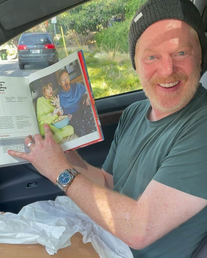 ジェシー・タイラー・ファーガソンのインスタグラム：「today after two years of hard work with my cooking wife @juliebethtanous, I got my hands on the first advance copy our baby @foodbetweenfriends. Out March 9, and you can preorder now. Link in bio. www.JulieandJesseCook.com」