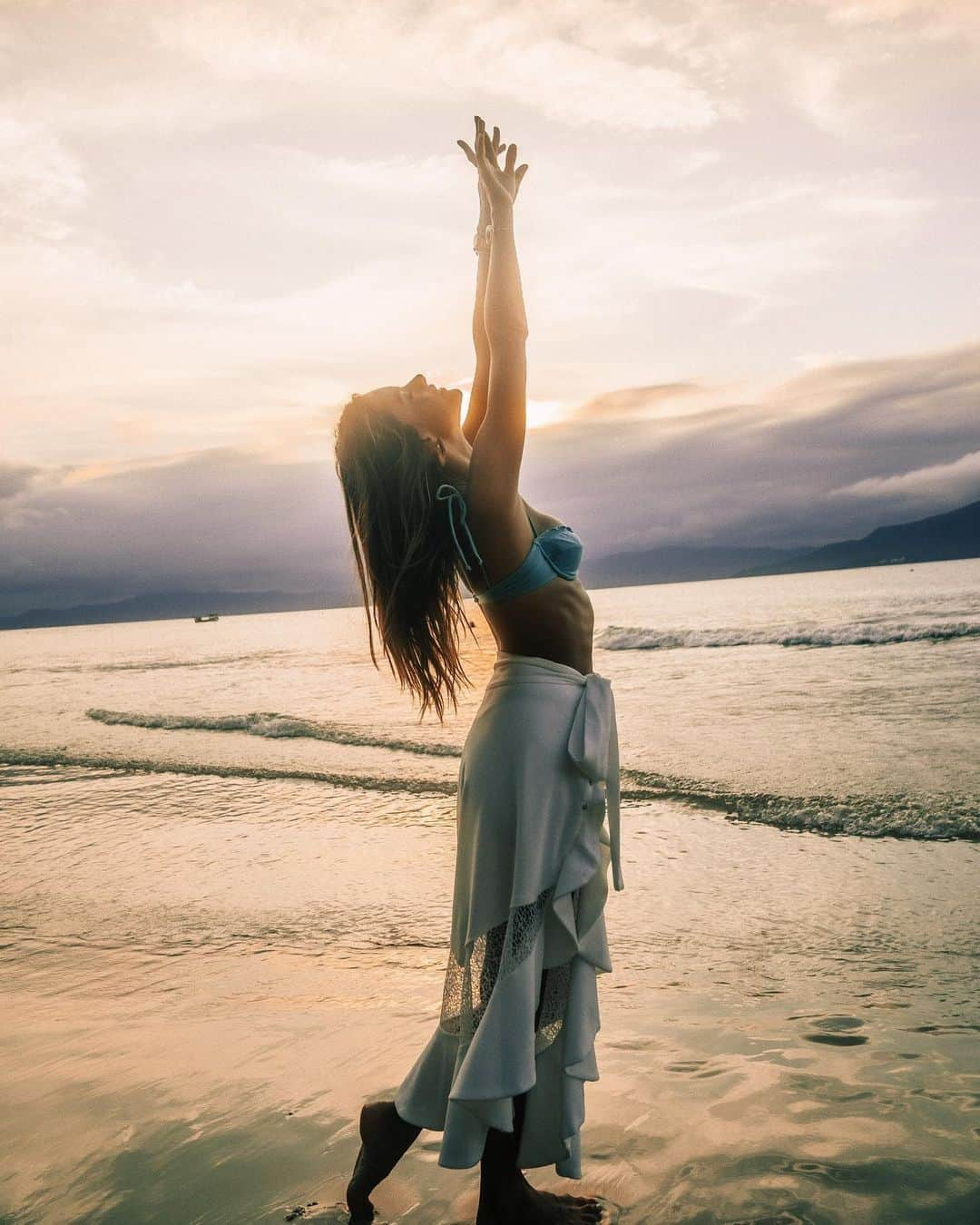 アレッサンドラ・アンブロジオさんのインスタグラム写真 - (アレッサンドラ・アンブロジオInstagram)「Odoiá, Iemanjá, salve a rainha do mar! 💙✨ #iemanja」2月4日 6時08分 - alessandraambrosio