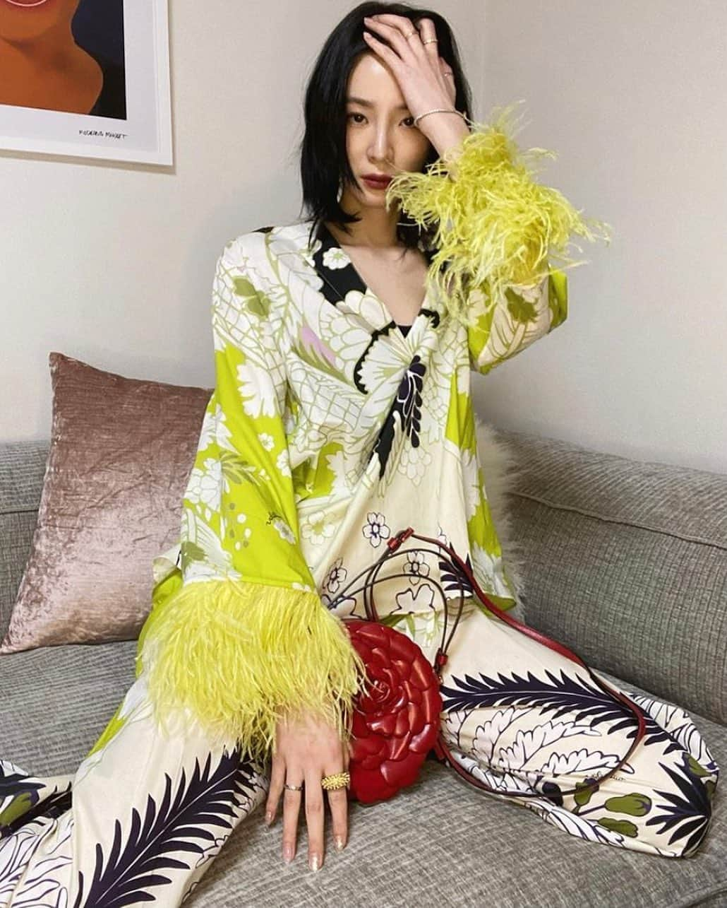 Valentinoさんのインスタグラム写真 - (ValentinoInstagram)「@ireneisgood was photographed in a tropical print poplin top and pants along with the #AtelierBag Valentino Garavani 03 Rose Edition Round bag in red. Shop it among a selection of pieces from #ValentinoDiary by visiting the link in bio.  #AtelierBagValentinoGaravani  #ValentinoGaravani」2月4日 6時09分 - maisonvalentino