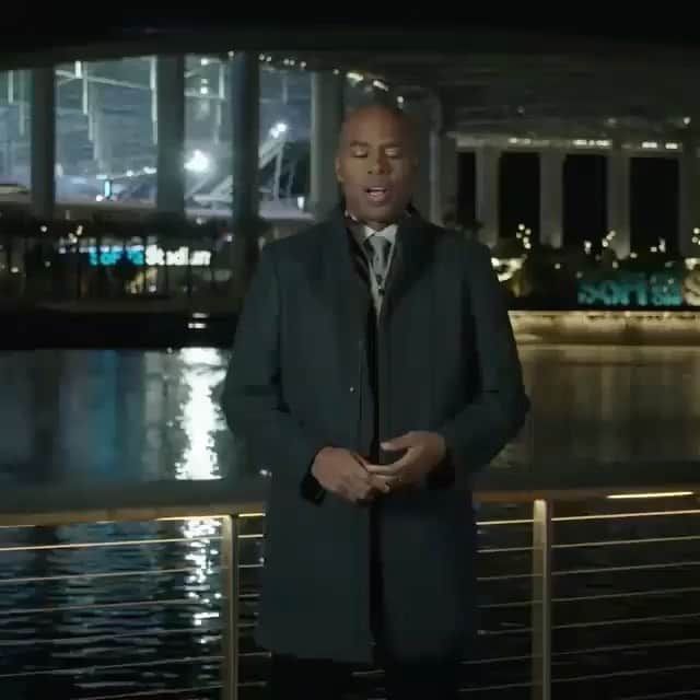 ダニエラ・ルーアのインスタグラム：「When they ask you questions on the fly, you HAVE to use your arms. Alot. 🤦🏻‍♀️ @kevinfrazier & #boomeresiason Let’s gooooooo Super Bowl’s Greatest Commercials is on tonight on @cbstv & @cbsallaccess at 8/7c 🏈🏈🏈🏈🏈🏈🏈🏈🏈🏈🏈🏈🏈🏈  Quando te pedem para improvisar respostas tens de usar os braços. Muito. #kevinfrazier e #boomeresiason Bora Láaaaaaaa Super Bowl’s Greatest Commercials dá hoje na #cbs e na #cbsallaccess ás 8/7c 🏈 . Styled by @aweisnerstyle  H&M #jessicareyes Dress: @dsquared2 Shoes: @aldo_shoes」