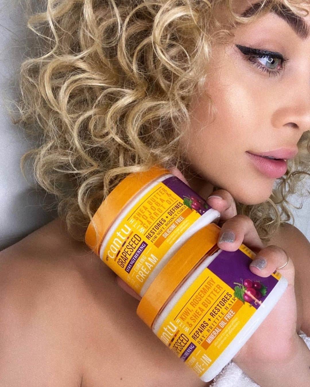 ジャスミン・サンダースさんのインスタグラム写真 - (ジャスミン・サンダースInstagram)「It’s wash day for me with my Grapeseed Collection by @cantubeauty.  After my ski trip, I definitely need these products to help strengthen and hydrate my hair, and they smell so good!  Don’t forget their Grapeseed repair leave-in to help with dryness caused by the winter months, and my absolute fave, the curling cream. I never leave home without it!  The grapeseed oil in these products leaves my curls nourished, hydrated, and full of bounce.  Check out my stories for links to these amazing products! Pick up the collection at your local beauty supply store!  #cantubeauty #mycantu #ad」2月4日 6時19分 - goldenbarbie