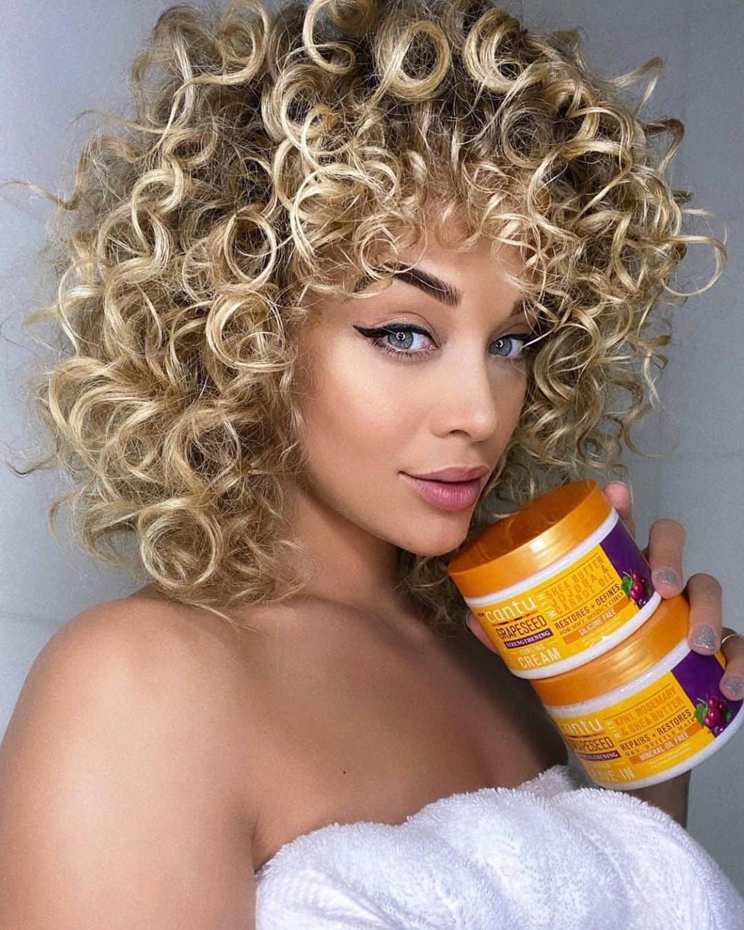 ジャスミン・サンダースのインスタグラム：「It’s wash day for me with my Grapeseed Collection by @cantubeauty.  After my ski trip, I definitely need these products to help strengthen and hydrate my hair, and they smell so good!  Don’t forget their Grapeseed repair leave-in to help with dryness caused by the winter months, and my absolute fave, the curling cream. I never leave home without it!  The grapeseed oil in these products leaves my curls nourished, hydrated, and full of bounce.  Check out my stories for links to these amazing products! Pick up the collection at your local beauty supply store!  #cantubeauty #mycantu #ad」