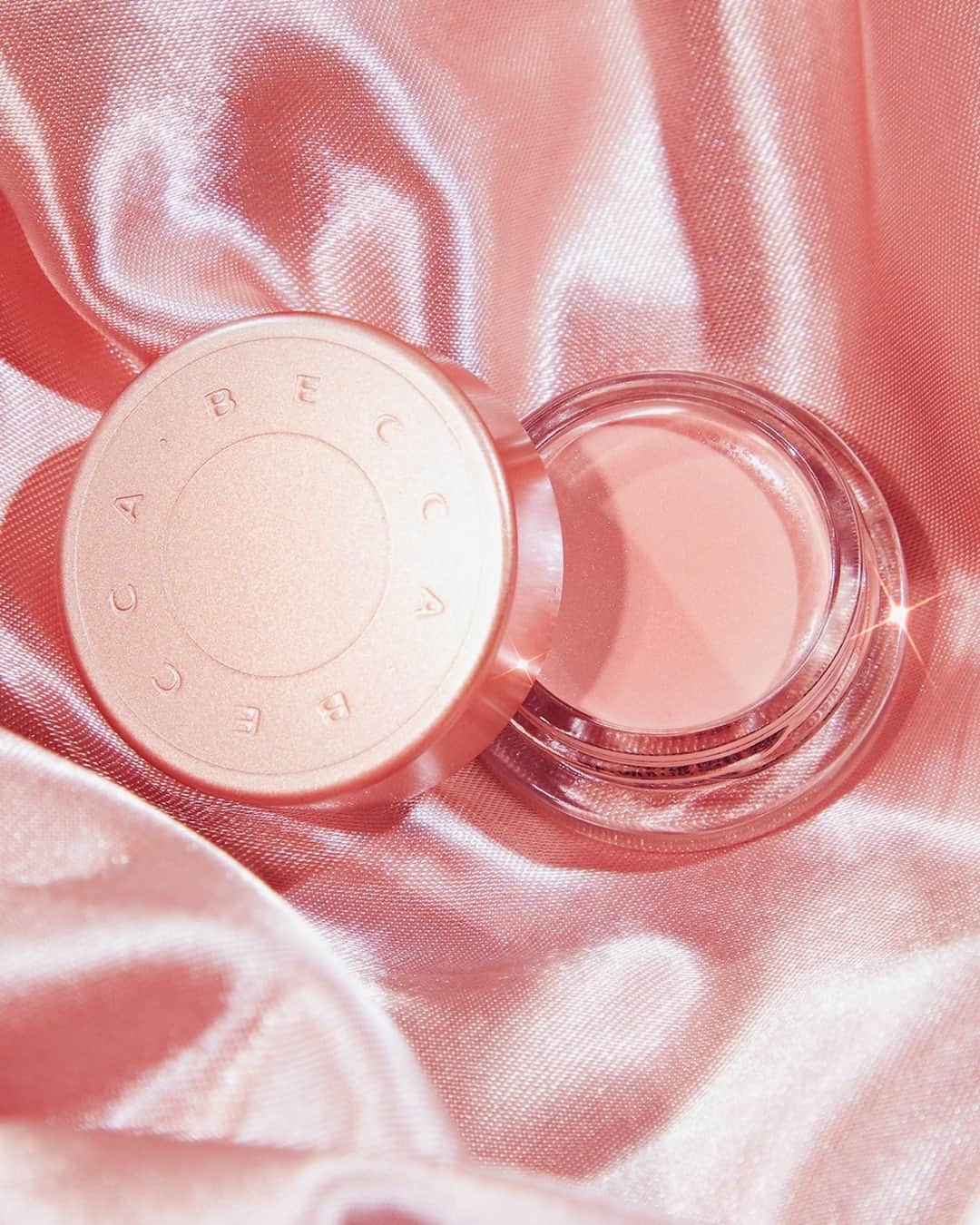 BECCAのインスタグラム：「Transform in an instant with Under Eye Brightening Corrector. 💡 Our product that's been trending all over TikTok helps you fake a full night’s sleep.   In one step, this full coverage corrector brightens and corrects, neutralizing dark circles to awaken the eye area.」