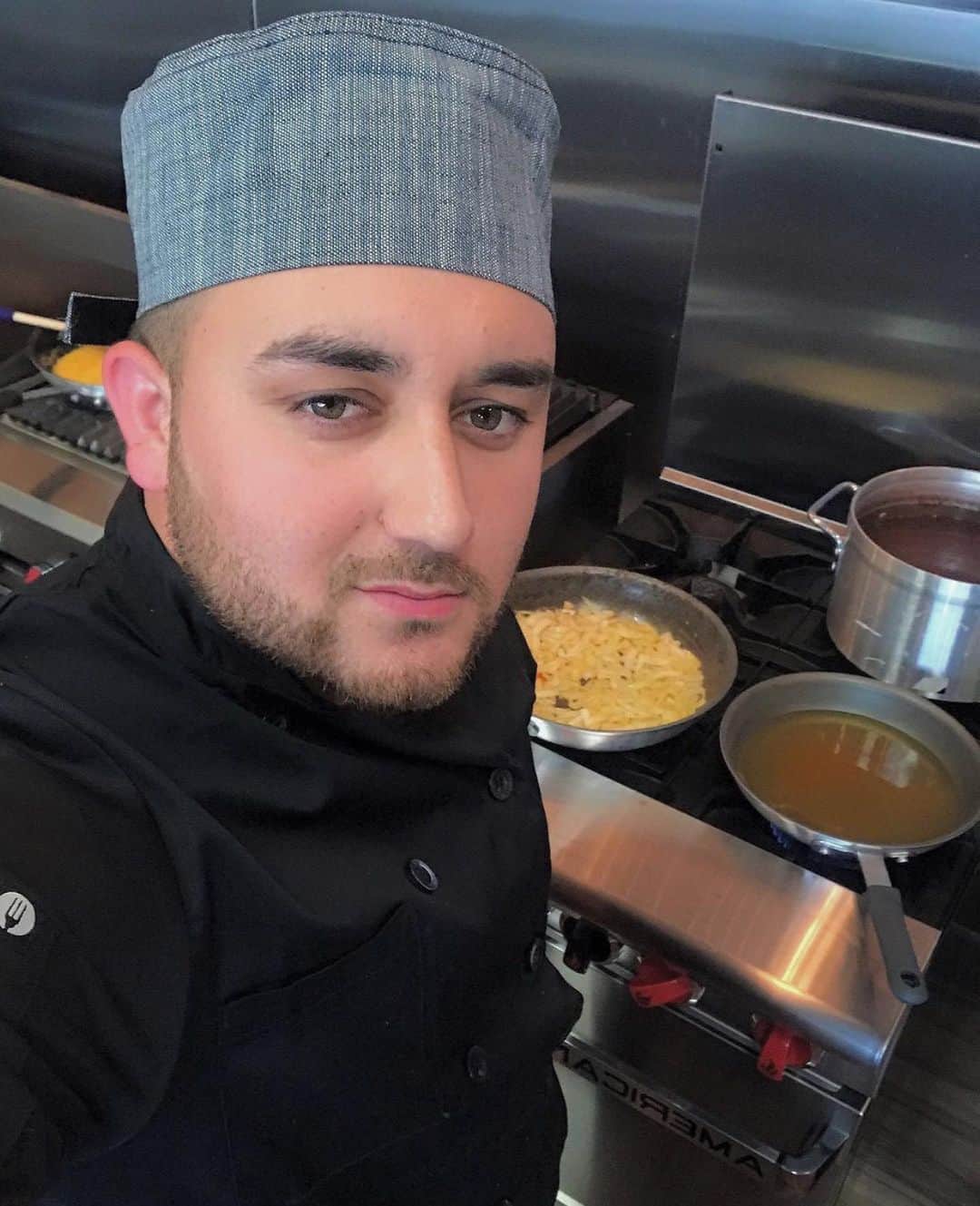 ケビン・オーティズのインスタグラム：「Ya se extraña 👨‍🍳 👀😊 Como me miro cocinando 🙈」