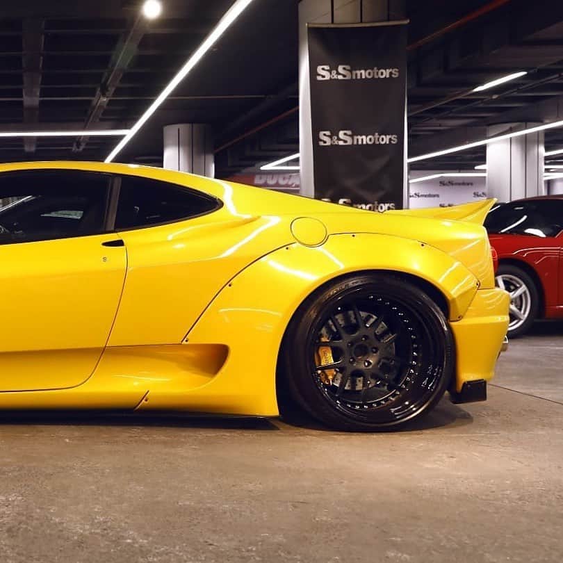 CARLiFESTYLEさんのインスタグラム写真 - (CARLiFESTYLEInstagram)「The LB 360 Modena and the Man cave of Erdem Kuskun!  Check out his amazing garage @juniquedesign to discover more about his playground ! #carlifestyle」2月4日 6時24分 - carlifestyle