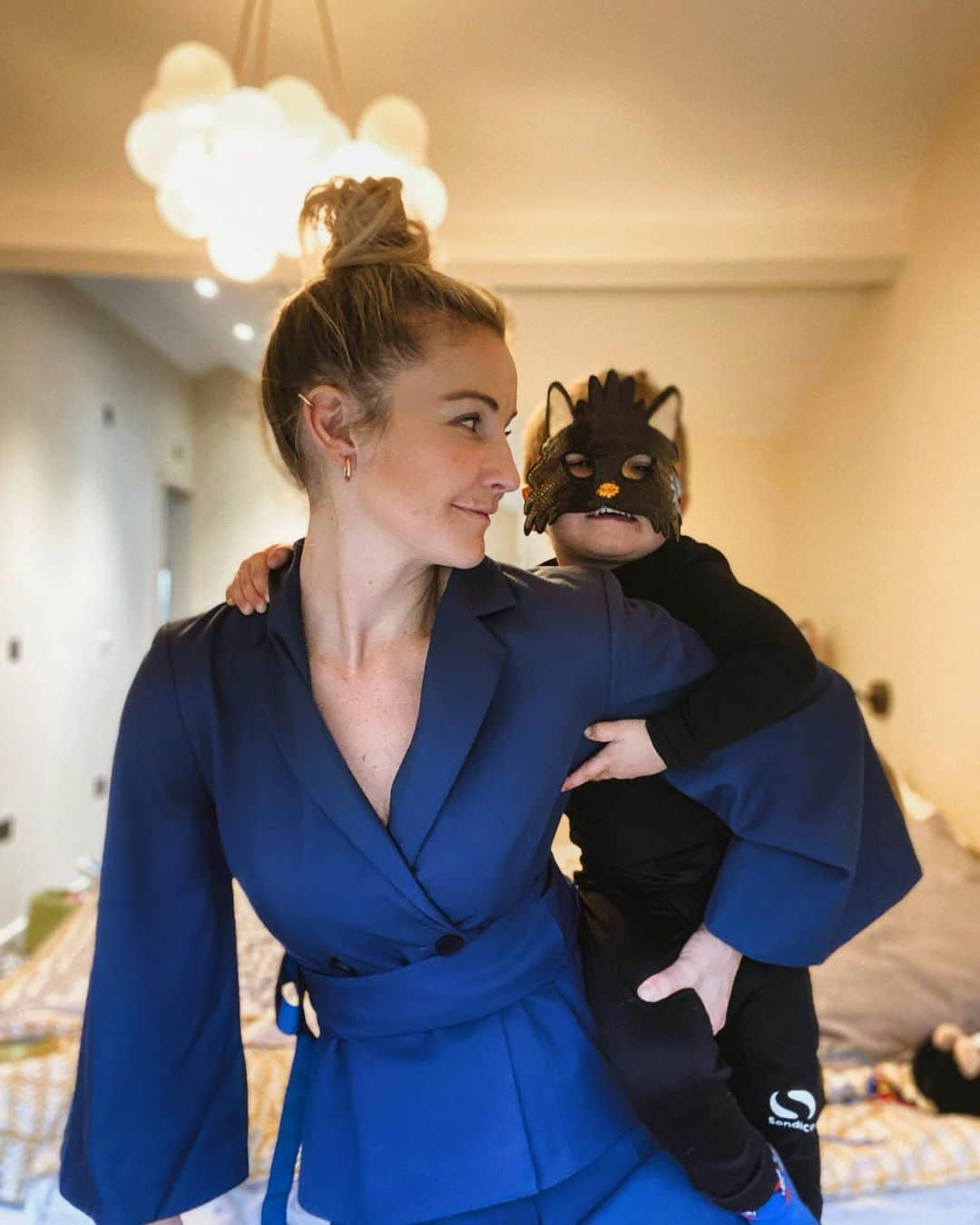 ヘレン・スケルトンさんのインスタグラム写真 - (ヘレン・スケルトンInstagram)「Sidekick goals.   Suit was a loan @thefoldlondon.  Cat boy is my own.  #family #boys #workingfromhome #sidekick #britishbrand #womenswear」2月4日 6時26分 - helenskelton