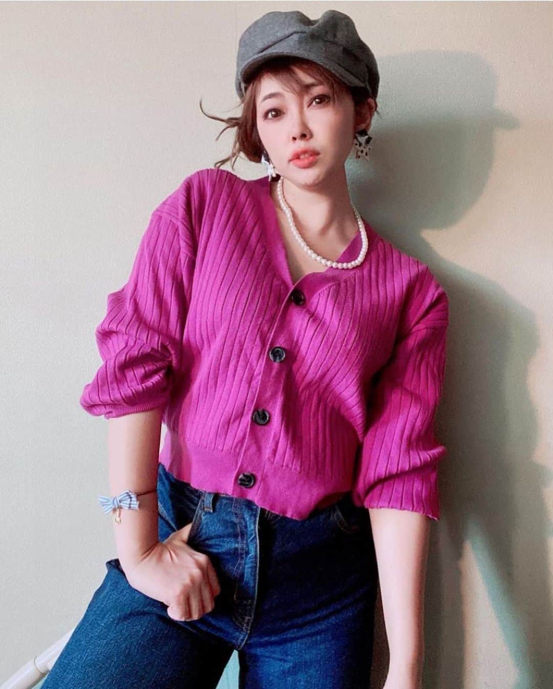 のインスタグラム：「ママガーリー  @uniqlo_jp  @discoat_official  @vis_jp   #プチプラ #ママコーデ #fashion #ファッション #カーディガン #ワイドパンツ#お団子ヘア #大人女子 #服 #大人可愛い#ladiesfashion #かわいい #大人ガーリー#体型カバー #デニム #着まわしコーデ #casual #大人カジュアル #お洒落#いいね #インフルエンサー#コーデ #ootd #pink #コーデ記録 #スナップ #ぽっちゃりコーデ #l4l #帽子 #ootd #レディースファッション」