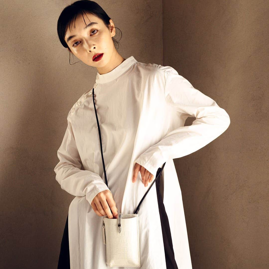 ADINA MUSEさんのインスタグラム写真 - (ADINA MUSEInstagram)「2021 spring collection "Less is More"     item:PHONE WALLET SHOULDER product number:JE9601P color:BLACK EMBOSS,IVORY EMBOSS,LIGHTGRAY EMBOSS price:￥10,000⁺TAX  model:@_chibayuka_ photo:@artratio	 stylist:@takafumi_80 hairmakup:@712_coconut     #adinamuse#adinamusebag#アディナミューズ#アディナミューズバッグ#CUBEMOONHANDLE#ヒーコ#21ss#lessismore」2月4日 6時33分 - adinamuse