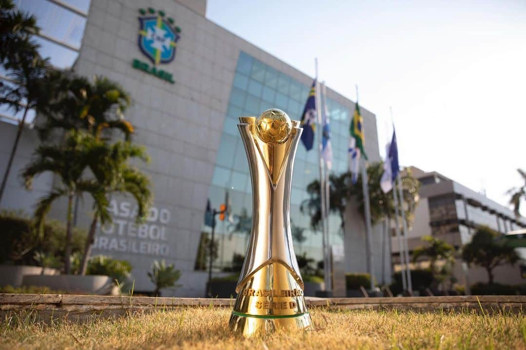 サッカー ブラジル代表チームさんのインスタグラム写真 - (サッカー ブラジル代表チームInstagram)「Tem time carregando o grito de CAMPEÃO na #SérieD. Essa taça linda (rola pra lado que só tem foto irada) vai pras mãos de @mirassolfc ou @florestaec. Na primeira partida, 1 a 0 pros paulistas. A finalíssima rola no sábado, 16h, ao vivo na @tvbrasilgov. Pra onde vai o 🏆: #mirassolcampeão ou #florestacampeão? Falaê nos comentários... ⚽️⚽️⚽️⚽️ 📷 @lucasfigfoto / CBF」2月4日 6時35分 - cbf_futebol