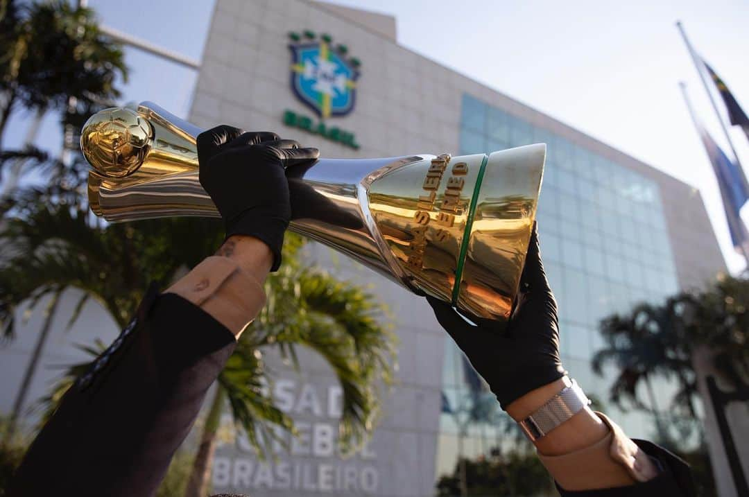 サッカー ブラジル代表チームさんのインスタグラム写真 - (サッカー ブラジル代表チームInstagram)「Tem time carregando o grito de CAMPEÃO na #SérieD. Essa taça linda (rola pra lado que só tem foto irada) vai pras mãos de @mirassolfc ou @florestaec. Na primeira partida, 1 a 0 pros paulistas. A finalíssima rola no sábado, 16h, ao vivo na @tvbrasilgov. Pra onde vai o 🏆: #mirassolcampeão ou #florestacampeão? Falaê nos comentários... ⚽️⚽️⚽️⚽️ 📷 @lucasfigfoto / CBF」2月4日 6時35分 - cbf_futebol