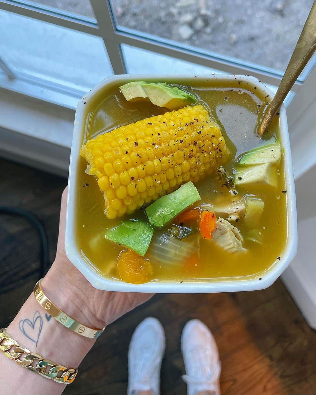 Sascha Barbozaのインスタグラム：「Sopita de pollo! Por el clima que ha habido en los últimos días por aquí me provocaba demasiado una sopita, es una sopa saludable, baja en carbohidratos y con un contenido calórico relativamente bajo, es una de esas comidas que te va a dejar bien satisfecho y lleno sin sobrepasarte en cuanto a calorías y macro nutrientes.  . Esta es una de esas recetas que se hacen al ojo y con lo que uno tiene en la nevera, les voy a dar las medidas aproximadas de lo que utilicé.   3 Litros de caldo de pollo bajo en sodio y aproximadamente 1 l de agua. En Google hay muchas recetas de caldo de pollo bajo en sodio yo lo compré listo.  Puse a hervir el caldo con agua con una cebolla picada y dos tallos de ajo porro picado en ruedas y un manojo de cilantro, cuando empezó a hervir le agregué tres pechugas de pollo y dos muslos, yo usé sin piel. Mientras hervía el pollo le iba retirando la espuma que se hace arriba. Una vez que el pollo está listo que toma aproximadamente 15 minutos, lo saqué del caldo y le agregué todas mis verduras.   De verduras le puse: cinco zanahorias que eran relativamente pequeñas picadas en rueditas, si son grandes picadas en cuadros, tres chayotes picadas en cuadros, media calabaza pequeña que piqué en cuadritos, cinco maíces, cuatro tallos de Celeri y más cilantro. El maíz lo agregué cuando ya todas las verduras estaban casi listas.   . Una vez que las verduras estaban tiernas y el caldo había reducido un poco para que se concentre más el sabor, agregué el pollo desmenuzado, bajé la temperatura y dejé cocinar unos cinco minutos más. Se prueba y se agrega sal y pimienta al gusto. Puedes ponerle por encima un poquito de aguacate picado al servir y queda delicioso y si quieres incrementar los carbohidratos en la sopa puedes o agregarle papa picada o agregarle un poquito de arroz a la sopa que queda súper rico.」