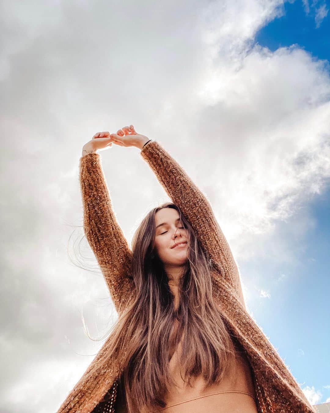 Acacia Brinleyのインスタグラム：「Head in clouds, not comin down」