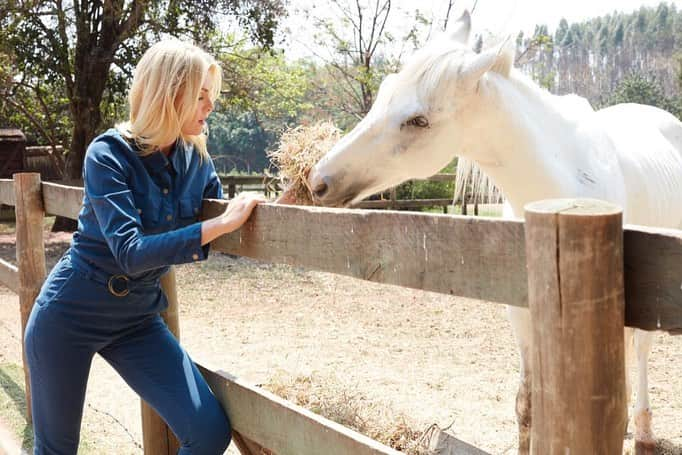 Ana Hickmannさんのインスタグラム写真 - (Ana HickmannInstagram)「Em um coração onde mora a gratidão, também habita a felicidade!!! 🙏🏻💙@ana.hickmann.denim #lookah #anahickmanndenim #jeans #totaljeans」2月4日 6時45分 - ahickmann