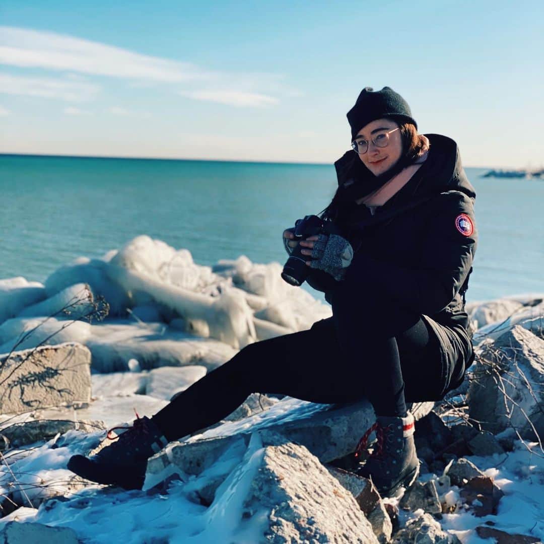 ケイトリン・オズモンドのインスタグラム：「I don’t know what’s going on with my hat... it didn’t want to stay on my head」