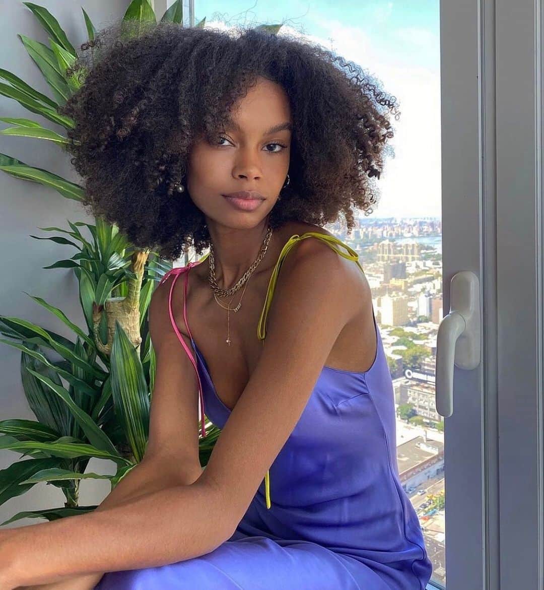 ダニジョーのインスタグラム：「EFFORTLESS BEAUTY 🌻 @taelorthein in the tie strap slip #dannijogirls」