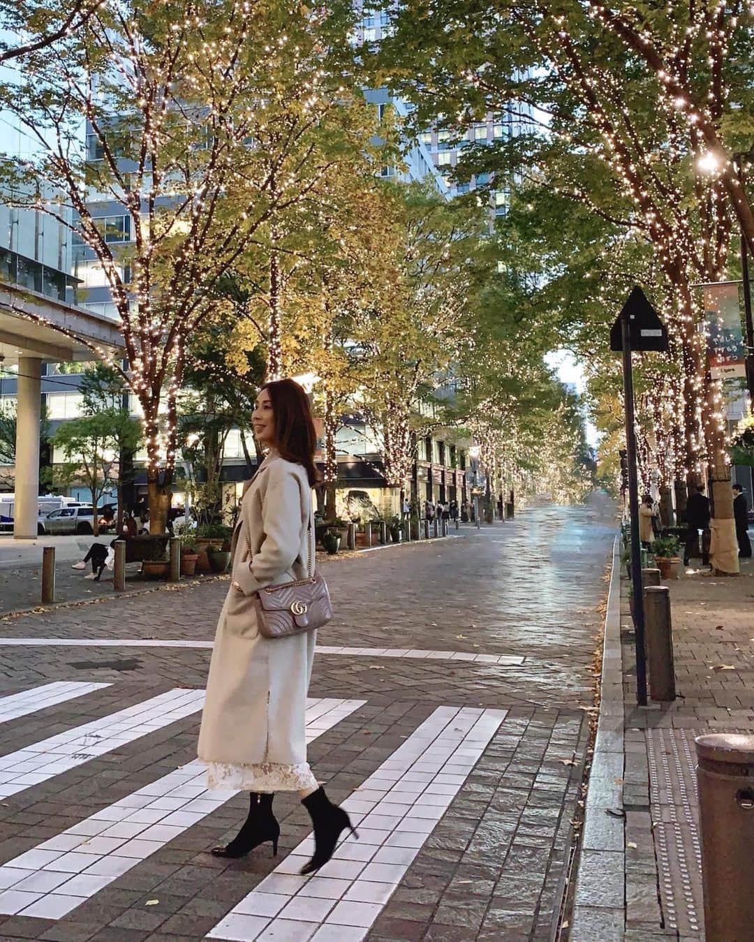 のインスタグラム：「⁑ これ何月の写真だっけな、笑 イルミネーションがつき始めた頃✨  コメントがだいぶ溜まってきちゃったので今日返します〜！  #coat #ofuon #bag #gucci  #boots #ibeul  #宮田綾子 #code #ootd #outfit #outfitoftheday  #東京駅 #イルミネーション #丸の内 #丸の内イルミネーション #丸の内仲通り #東京 #東京カメラ部 #東京ライフ #きれいめコーデ #きれいめファッション #ママコーデ #wonderful_places #genic_japan #genic_mag」