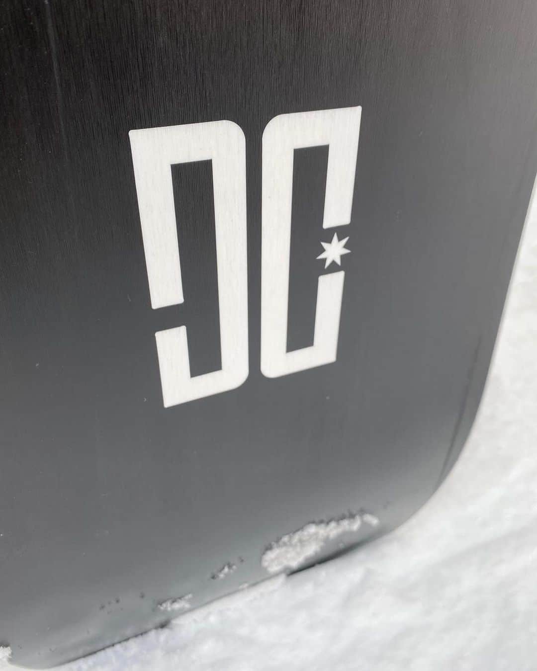 ケン・ブロックさんのインスタグラム写真 - (ケン・ブロックInstagram)「New board setups! I just put together these two new boards for this week’s trip to Jackson Hole. The board on the left is the @DCSnowboarding “EMB” (Every Man’s Board) but from the future (winter 2022 season). It’s an artist series collab with Nick Pourfard from @PrismaGuitars. The top sheet design is super rad and made entirely of recycled skateboard decks!! The board on the right is a 2021 “Powder Killer”. Both are set up with the Step On bindings (from Burton) which work with DC’s exclusive Step On snowboard boots - a new combo for me this season which I am really liking. #shredquiver #DCShoes #DCsnowboarding」2月4日 7時04分 - kblock43