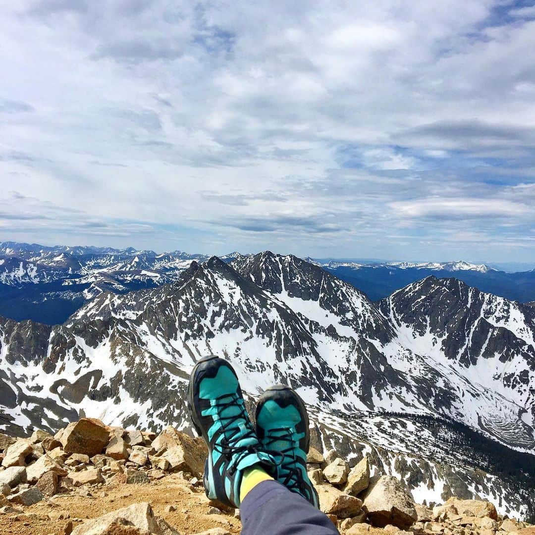 オボズのインスタグラム：「The perfect trail conquering combo: Fast & Light 🥾  The Arete is flexible, supportive, and comfortable for days spent exploring 🧭   Our friends at @mountain_chalet stay warm and dry going up & down Huron Peak in Colorado! . . . . #obozfootwear #truetothetrail #colorado #oboztruist #trail #trekking #hiking #summit #huronpeak」
