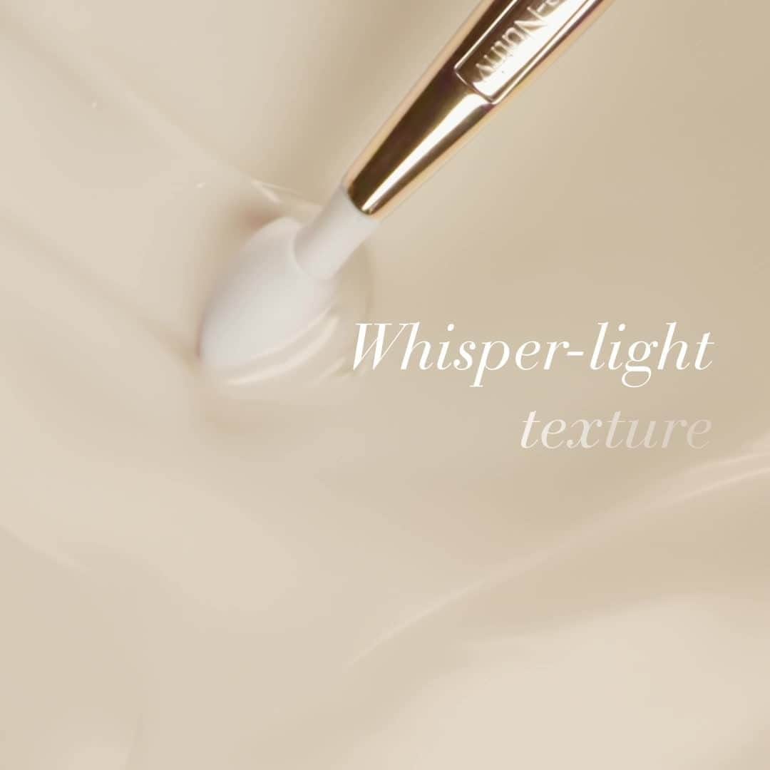 エスティローダーのインスタグラム：「Experience the luxury of NEW #ReNutriv Ultimate Diamond Eye Serum. ✨ 92% of women said their skin looked brighter and more radiant in just one week.* Dive into this luxurious whisper-light serum to live a life of #ExtraordinaryBeauty.   *Consumer testing on 119 women after using product for 1 week.」