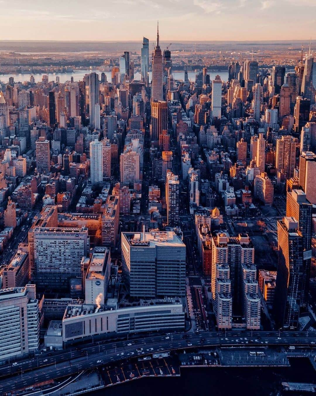 Empire State Buildingさんのインスタグラム写真 - (Empire State BuildingInstagram)「#FunFact: NYC’s got a HUGE oyster obsession—the shiny shellfish’s presence is everywhere from restaurants down to the streets themselves! 👇    Pearl St., located in the Financial District, supposedly got its name from being paved with crushed oyster shells  😱    Oyster carts used to line the streets (prior to the now-famous hot dog carts), with dedicated oyster cellars dotted around the city in the 19th century. 😋    These days, oysters remain a super popular happy hour snack & $1 deal!    Comment a 🦪 below if you got this far! 👀    📷: @selvon.nef #EmpireStateBuilding」2月4日 7時01分 - empirestatebldg