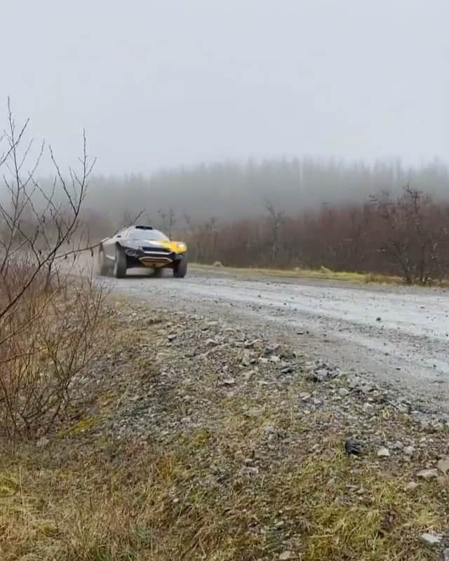 ジェンソン・バトンのインスタグラム：「Learning how to send it! Steep learning curve but loving the challenge. • Repost from @extremeelive • Jenson Button had it PINNED in his first Extreme E test! #ExtremeE #Motorsport #Rally #Racing @jbxeracing #pipt」
