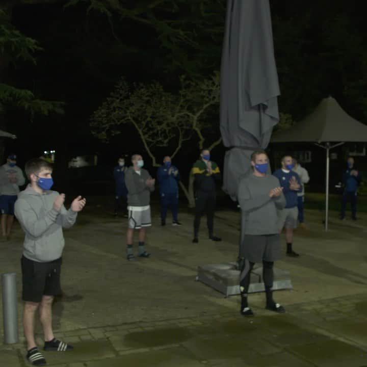 ラグビーイングランド代表のインスタグラム：「Today the squad joined the country in clapping for Captain Sir Tom Moore.  A true hero who inspired us all. Rest in Peace 🌹  #ClapForTom」