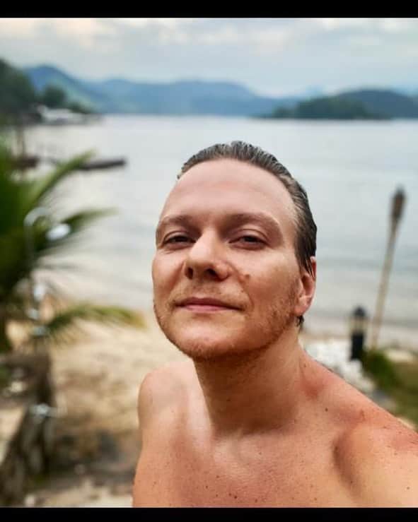 ミシェル・テロのインスタグラム：「É no calor do sol, no azul do mar e no sal da areia que me sinto em casa.  Estar juntos dos meus, nesse paraíso, me faz realmente ver como Deus é maravilhoso!  Obrigado, senhor!  Quem aqui também ama o mar?」