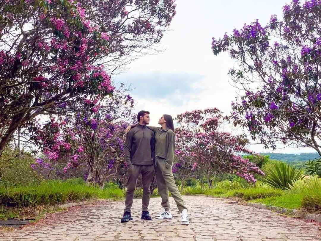 Camila Queirozのインスタグラム：「Combinandinhos. Eu amo o amor e suas cafonices💜  Vocês também se vestem iguais?」