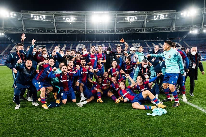 オスカル・デュアルテのインスタグラム：「Bravo equipo 👏🏼👏🏼 sumamente orgulloso de todos ustedes!! @levanteud 🐸   A semifinales de Copa Del Rey 👑   Todos nuestros sueños se pueden hacen realidad si tenemos el coraje de perseguirlos. 🙏🏼🙌🏻🙏🏼  @rogermartii9 😬 🔥 🔫」