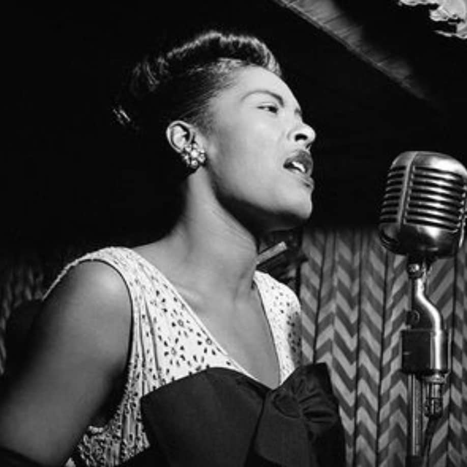 ショーンジョンのインスタグラム：「In 1935, Billy Holiday appeared alongside Duke Ellington in the film, Symphony In Black. Around this period is when Holiday met Lester Young, a saxophonist in the Count Basie Orchestra. It was Young who gave her the famous 'Lady Day' nickname. Holiday toured extensively with the orchestra and became a household name.  #blackhistory #blackexcellence」