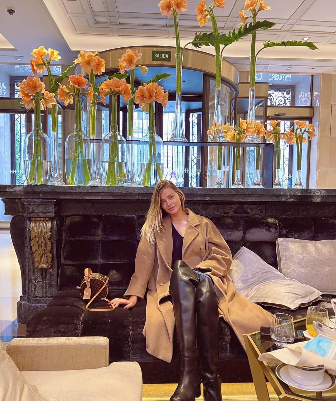 ソフィア・ミロシェヴィッチのインスタグラム：「The only decent pic my friend took after 15 min of trying.🤣」