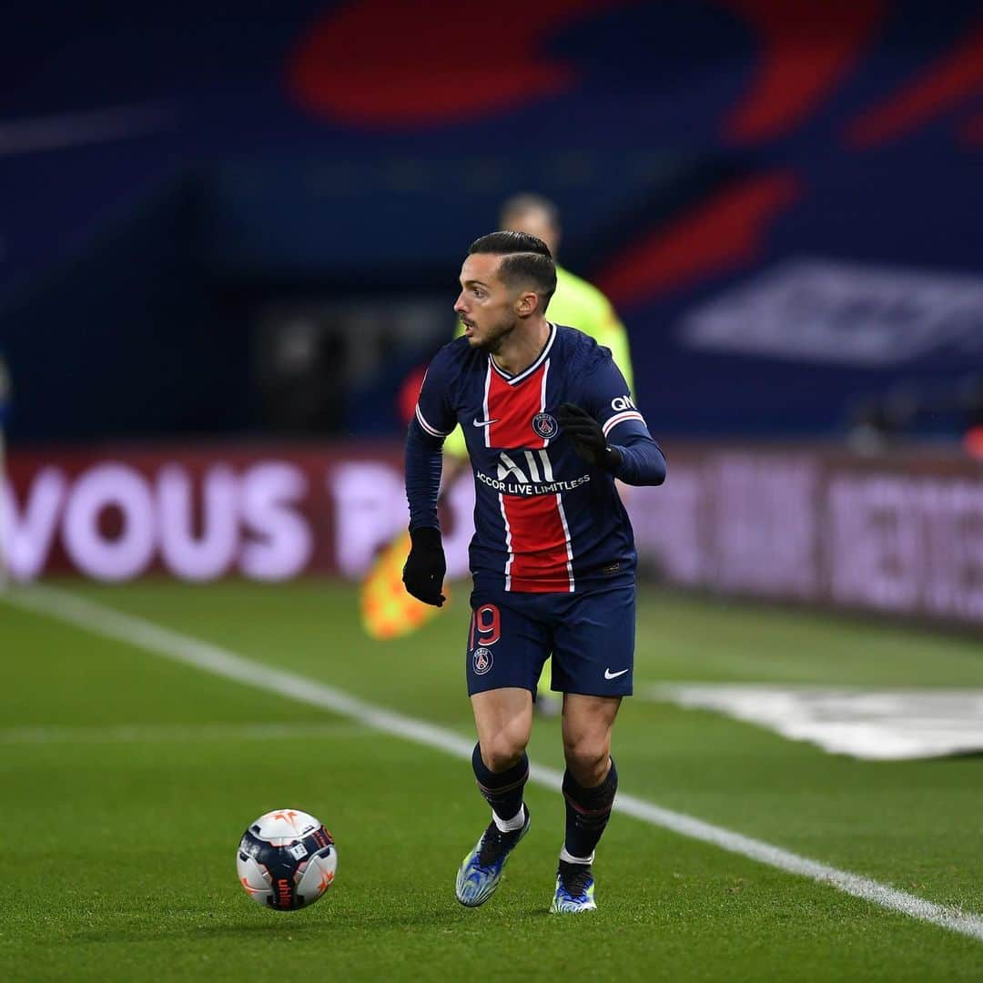 パブロ・サラビアのインスタグラム：「Bravo les gars 👏 +3️⃣ c’est l’attitude 💪  #paris #psg #icicestparis #allezparis #ligue1 #ps19」