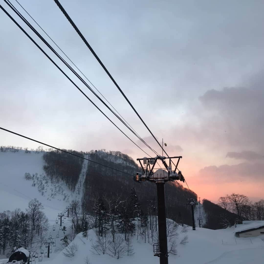 栂池高原スキー場さんのインスタグラム写真 - (栂池高原スキー場Instagram)「おはようございます！ 栂池高原スキー場、朝イチ情報です。  天候　くもり 気温　-5.5℃ 風　5～10m/s 積雪　297cm  気温が低い為、ゲレンデコンディションはよくなっています。  ご来場お待ちしております  栂池の天候はこちら↓ https://weathernews.jp/s/ski/spot/34808/  #栂池高原 #栂パウ #スキー #スノボー #フリースキー #tsugaike #hakubavalley」2月4日 7時38分 - tsugaike_kogen