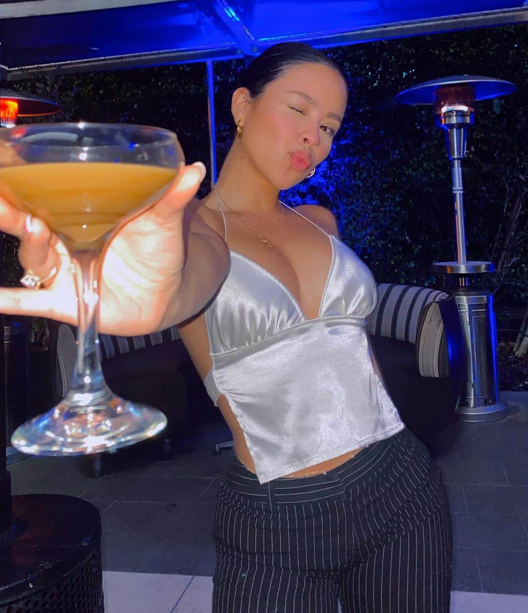 シエラ・ラミレスのインスタグラム：「cheers, old sport✨」