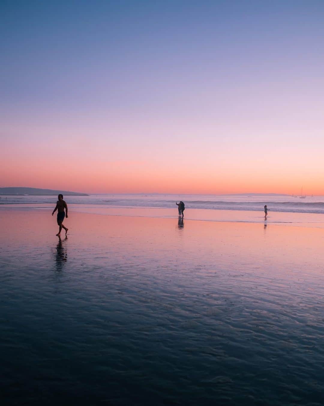 コナー・フランタのインスタグラム：「sometimes i forget i live near the ocean, and can go watch the sunset most any night. the drive home rarely harbors an ounce of regret 💘」
