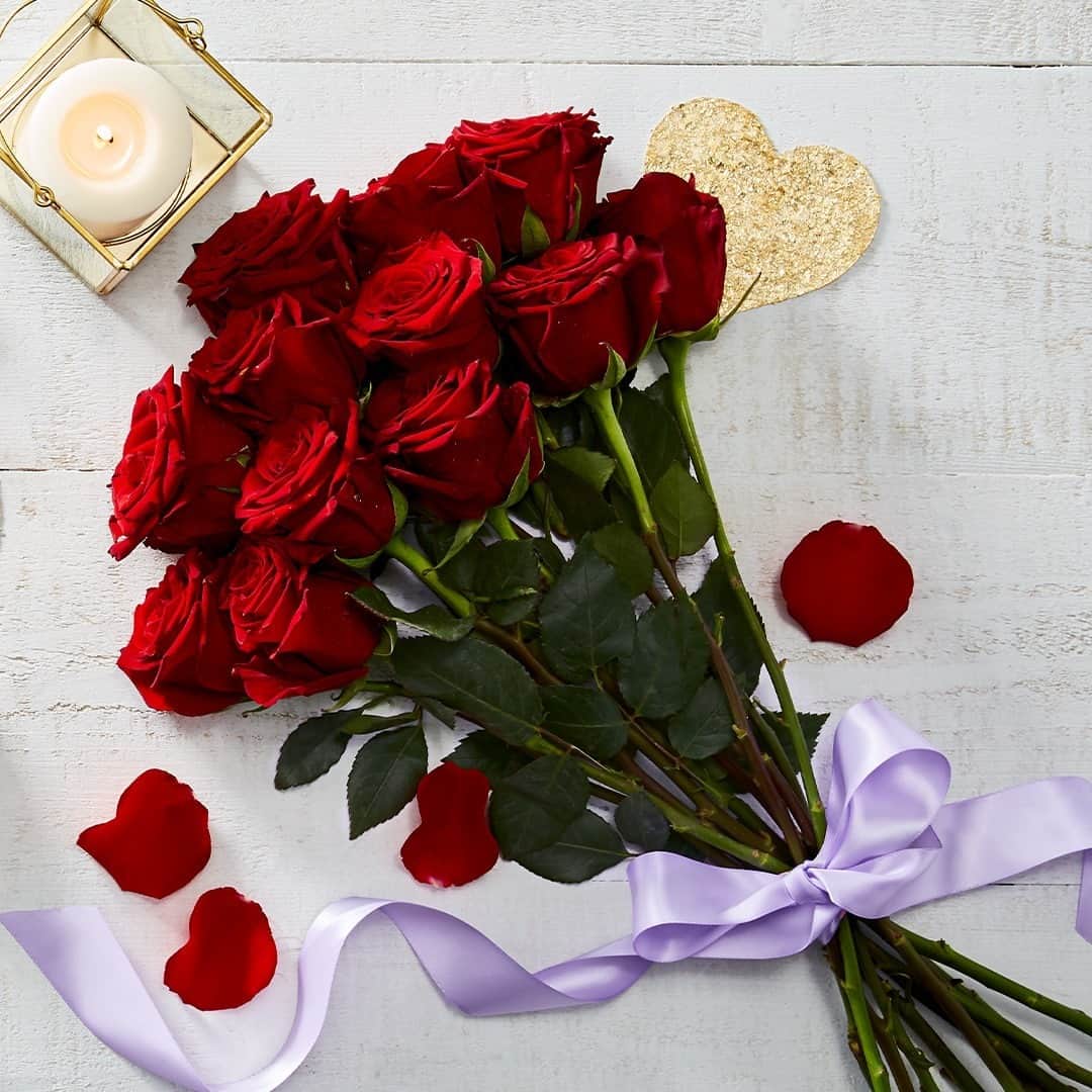Wal-Mart Stores, Incのインスタグラム：「Valentine’s Day without 💐 is just a day with lots of 🍫 (which actually doesn’t sound like a bad thing, tbh 😉). Order a bouquet with a customized message by Feb. 10 & make it a special V-Day! We'll even ship it free & deliver it in time for the 14th.」