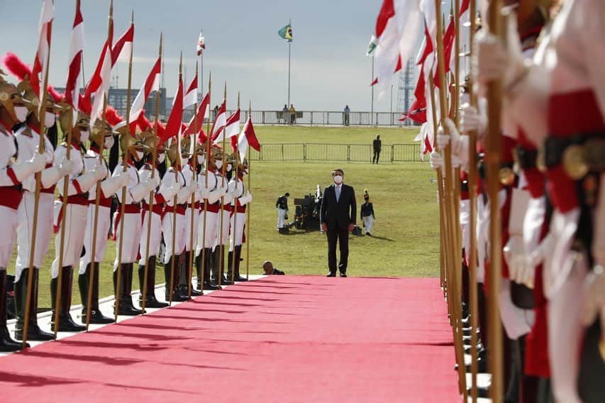 ジルマ・ルセフのインスタグラム：「O Presidente Jair Bolsonaro participou, na tarde desta quarta (3), da sessão solene do Congresso Nacional de inauguração da 3ª Sessão Legislativa Ordinária da 56ª Legislatura. Na ocasião, foi entregue a Mensagem Presidencial 2021. Confira o documento na íntegra: bit.ly/2MmMVTP  Fotos: Alan Santos/PR」