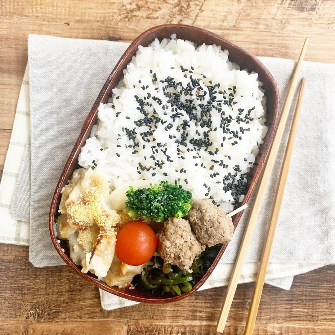 金子あきこのインスタグラム：「#お弁当 🍙 #チキングラタン　←残り物 #ピーマンのめんつゆ炒め　←ピーマン🫑２個を切って炒めただけ😝 #肉団子　←作り置きして冷凍しておいた ・ ・ ・ あっというまに木曜日。 1日が早いのは充実しているからかな♡ ・ ・ ・ #男子弁当#高校生弁当#男子ママ#食べ盛り#成長期#残り物#作り置き#取り置きおかず#節約#節約弁当#時短レシピ#バランス#健康#食物繊維#発酵食品#腸内環境#美容#免疫力#ダイエット#主婦#レシピ開発#管理栄養士#節約美容料理研究家#aricofood#金子あきこ#船橋」